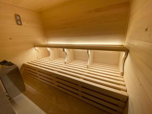 a small sauna with a bench in a room at Villa Ghiandai in Arezzo