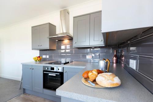 Copley的住宿－H C property - Burnlea Cottage，厨房在柜台上放有一盘面包