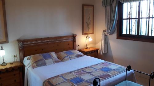 a bedroom with a bed and a window at La Quinta Villas in San Miguel de Abona