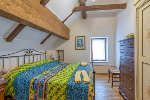 ein Schlafzimmer mit großem Bett und Holzboden in der Unterkunft Country House Viktor in Kranjska Gora