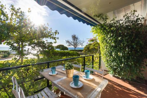 einen Tisch auf einem Balkon mit Meerblick in der Unterkunft Mediterranean Way - Seaside Tarragona in Tarragona