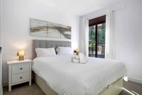 Postel nebo postele na pokoji v ubytování Fresh & Modern 2 bedroom apt with 3 pools - RDR276