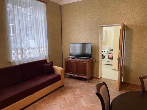 Il comprend un salon doté d'un canapé et d'une télévision à écran plat. dans l'établissement Ankyun, à Gyumri