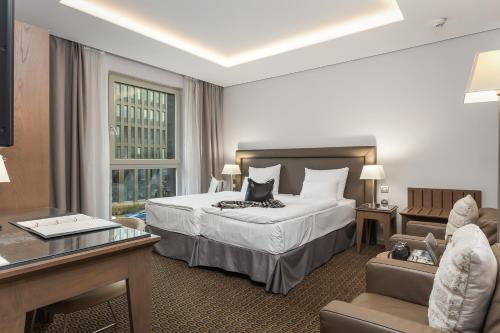 Postel nebo postele na pokoji v ubytování Hotel Royal Prague