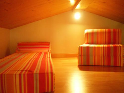 Habitación con 2 camas y 2 reposapiés en Gîte les Roziers, en Montmurat