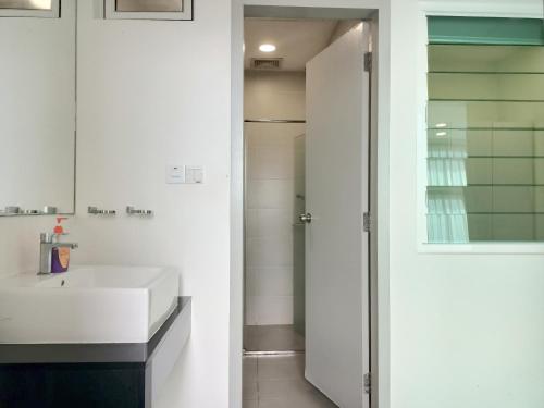 Et badeværelse på Deluxe Suites Stay, Netflix,2BR,