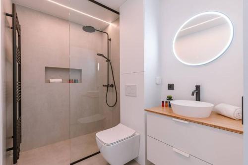 een badkamer met een douche, een toilet en een wastafel bij Cozy apartment with beautiful seaview in Knokke-Heist