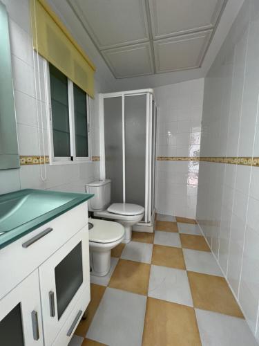 een badkamer met een toilet en een wastafel bij BALCÓN DE CLAUDIO MARCELO in Córdoba
