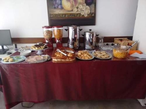 una mesa con muchos tipos de comida diferentes en la Hostería Loucomen de Villa Gesell