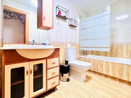 a bathroom with a sink and a toilet at Housingleon- Casa Oliva con Garaje in León