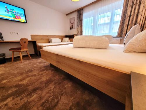 TV a/nebo společenská místnost v ubytování Apart Garni Jägerheim