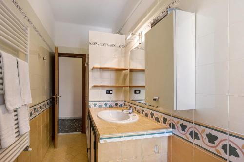 Casa Fronte mare في أرما دي تاجيا: حمام مع حوض ومرآة