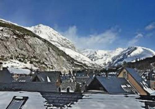 Nespecifikovaný výhled na hory nebo výhled na hory při pohledu z prázdninového domu