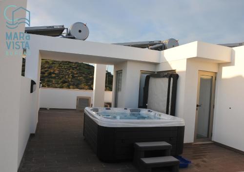 Un bain à remous est installé au milieu d'un bâtiment. dans l'établissement Mar à Vista Burgau, à Burgau