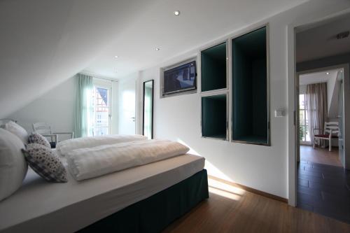 ein Schlafzimmer mit einem großen Bett und einem Balkon in der Unterkunft Ferienhaus Christina in Bad Windsheim
