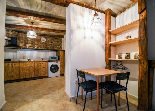 Kuhinja ili čajna kuhinja u objektu Downtown Rustic Studio
