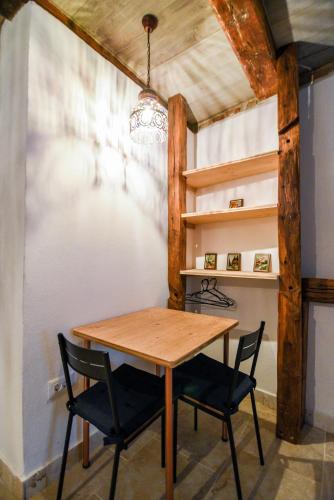 une salle à manger avec une table et deux chaises dans l'établissement Downtown Rustic Studio, à Braşov