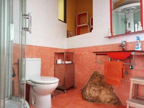 uma casa de banho com um WC, um lavatório e um chuveiro em El Almez 2 Casa rural 