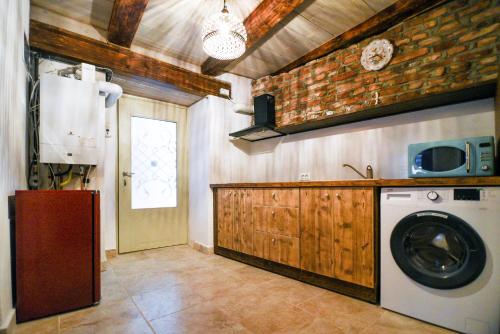 Ett kök eller pentry på Downtown Rustic Studio