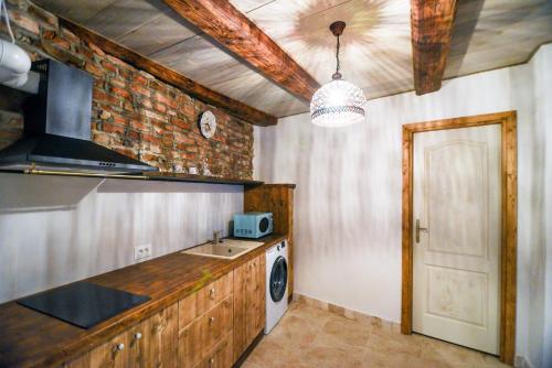 una cocina con fregadero, lavadora y secadora en Downtown Rustic Studio, en Brasov