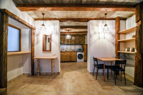 Köök või kööginurk majutusasutuses Downtown Rustic Studio