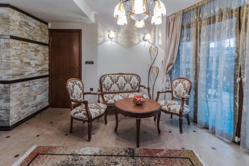 una sala da pranzo con tavolo e sedie di Villa Rogachevi a Strelcha