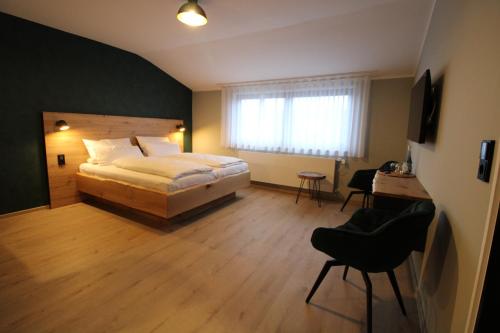 Postel nebo postele na pokoji v ubytování DER Hirsch Hotel