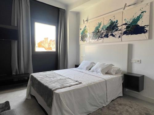 マラガにあるEneldo modern & luxuryのベッドルーム(大きな白いベッド1台、窓付)