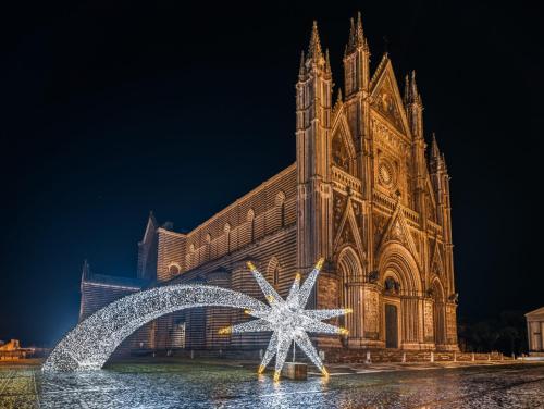 a large cathedral with a star sculpture in front of it at Loft Centro Storico Accesso Senza Scale "Carvajal Rooms " Due Passi dal Duomo, Netflix Incluso in Orvieto