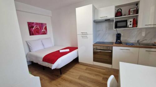 Kleines Zimmer mit einem Bett und einer Küche in der Unterkunft La Villa du General Patton in Thionville