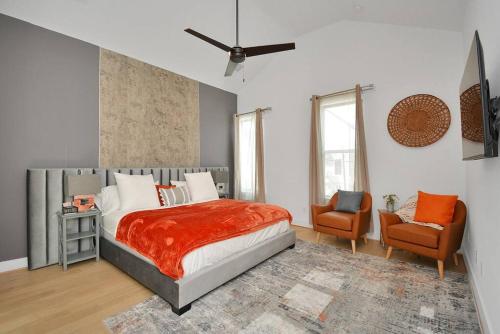 1 dormitorio con 1 cama grande y 2 sillas en Blissful Getaway Home with Hot Tub & Backyard Near Downtown, en Houston