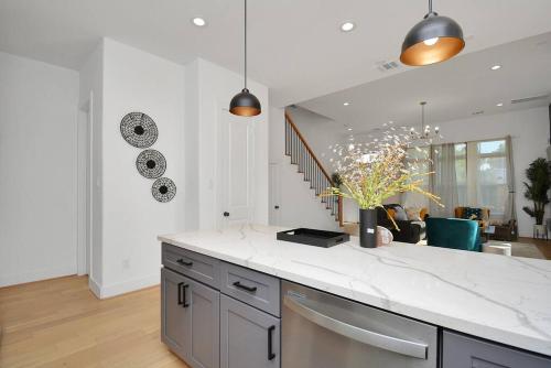cocina con encimera blanca y escalera en Blissful Getaway Home with Hot Tub & Backyard Near Downtown, en Houston