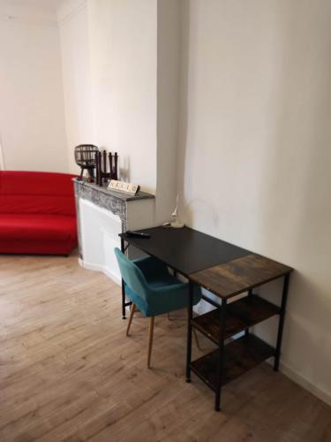 TV a/nebo společenská místnost v ubytování appartement place capucine