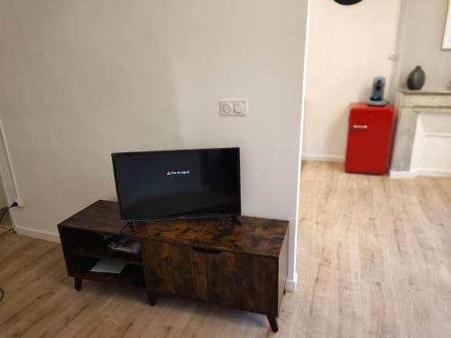 TV a/nebo společenská místnost v ubytování appartement place capucine