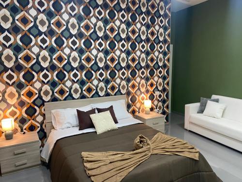 Un dormitorio con una cama grande y una pared con aorenigunigun en B & B VICO GRANDE en Nápoles