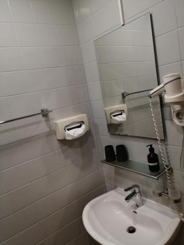 a bathroom with a sink and a mirror at Pension Arkadenhof in Loipersdorf bei Fürstenfeld