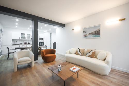 un salon avec deux canapés et une table dans l'établissement 1#Appart 4Pers#2 Chambres#Commerce#FullEquipped#AC, à Paris