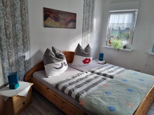 Schlafzimmer mit einem Bett und einem Fenster in der Unterkunft Fewo-Kreiensen in Einbeck