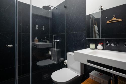 ポンタ・デルガダにあるSolar de Santo Andréのバスルーム(トイレ、洗面台、シャワー付)