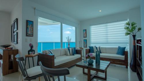 a living room with a couch and a table at Apartamento con vista frontal al mar in Cartagena de Indias
