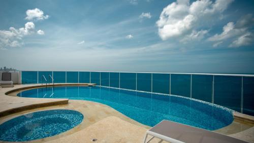 a swimming pool on the roof of a building at Apartamento con vista frontal al mar in Cartagena de Indias
