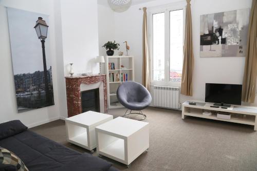 a living room with a couch and a chair at Charmant 2 Pièces in Honfleur
