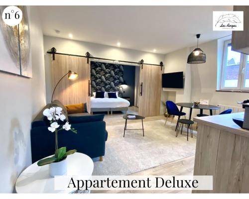 アラスにあるLes Anges - 6 appartements - Place des hérosのリビングルーム(ベッド1台付)、リビングルーム