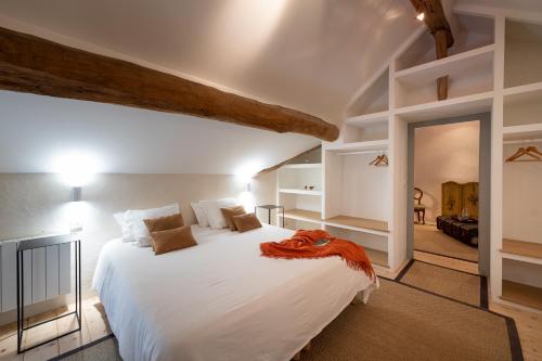 een slaapkamer met een groot wit bed in een kamer bij Clos Saint Jacques - Maison d'Hôtes in Meursault