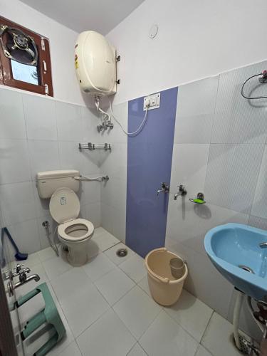 a bathroom with a toilet and a sink at YATIKA HOMESTAY in Shimla
