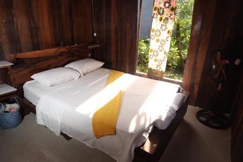 a bedroom with a large bed with a window at La chonta in Capurganá
