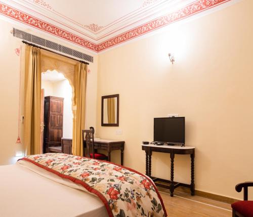 TV a/nebo společenská místnost v ubytování SKK The Fern An Ecotel Hotel, Jaisalmer