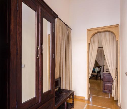 Postel nebo postele na pokoji v ubytování SKK The Fern An Ecotel Hotel, Jaisalmer