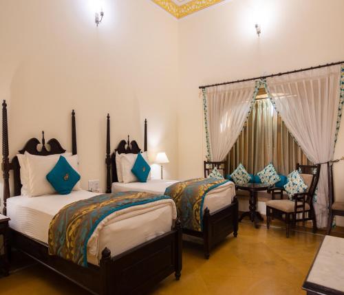 Postel nebo postele na pokoji v ubytování SKK The Fern An Ecotel Hotel, Jaisalmer