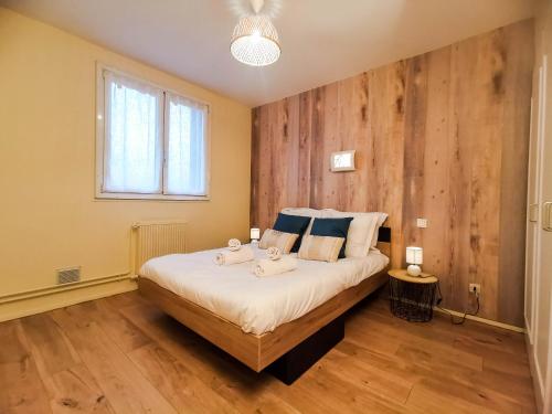 - une chambre avec un lit et 2 serviettes dans l'établissement LA BELLE BALADE - Parking - Wifi - Balcon - Belle vue !, à Annecy